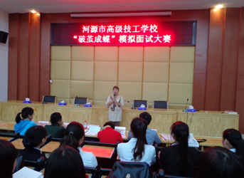 （圖二）評委老師馮艷丹正在點評選手表現(xiàn)