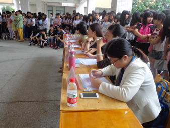 （圖二）觀眾們把競(jìng)賽賽場(chǎng)團(tuán)團(tuán)圍住