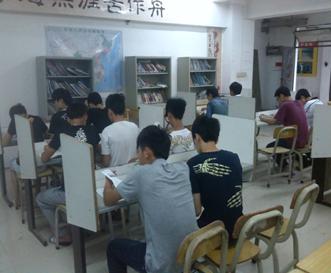 （圖三）在書海中暢游，只聽見安靜的翻書聲