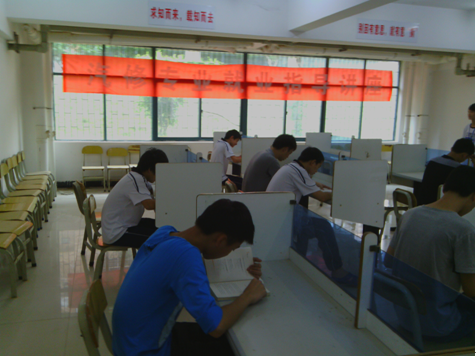 （圖一）C棟閱覽室里，同學(xué)們求知若渴