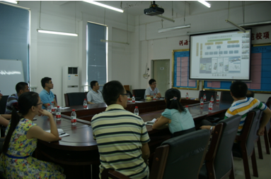 （圖三）電子電工教學(xué)部副主任鐘偉東在作經(jīng)驗(yàn)介紹