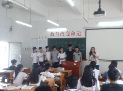 （圖一）13級烹飪2班梁自敏老師組織學(xué)生開展“團(tuán)隊(duì)合作”