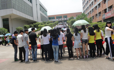 （圖二）活動現(xiàn)場，人頭洶涌