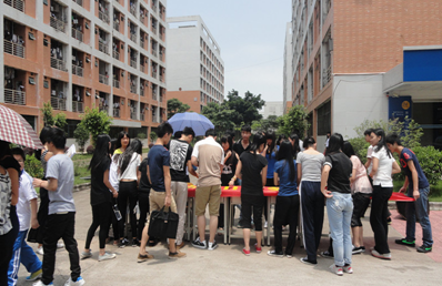 （圖一）同學(xué)們在簽名