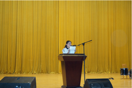 （圖一）頂崗實(shí)習(xí)生代表曾小燕同學(xué)發(fā)言