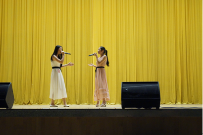 （圖五）駱飛燕同學(xué)與她的助陣嘉賓深情演唱