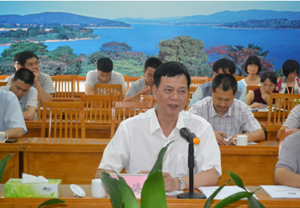 （圖二） 黎海波校長匯報項目建設(shè)情況