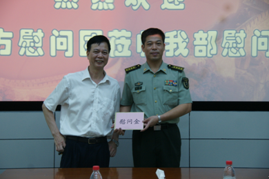 （圖二）黎海波校長代表學(xué)校給軍分區(qū)送上慰問金