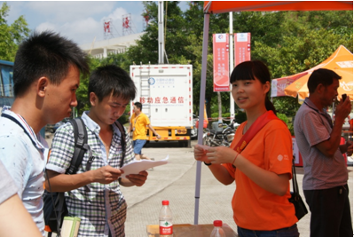 （圖四）師姐正在指引新生完成報到流程