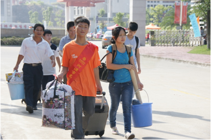 （圖一）為新生搬運行李的師兄