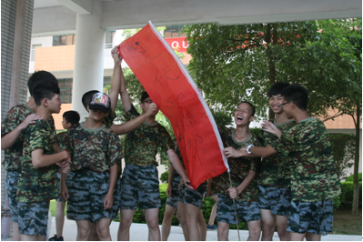 （圖三）14級光伏應用技術(shù)班的同學自嘲是“和尚幫”