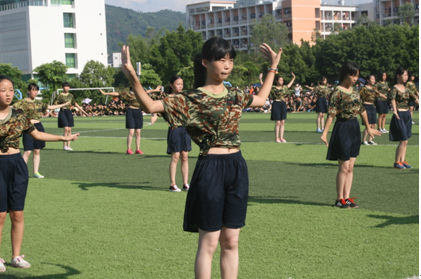 （圖二）財會教學(xué)部的女生表演《小蘋果》