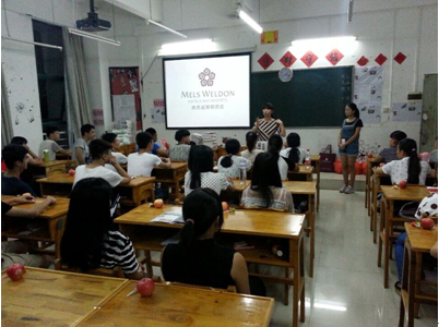 (圖一)同學們正在聆聽酒店介紹