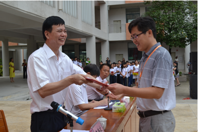 （圖三）為在第29屆科技創(chuàng)新大賽獲獎(jiǎng)的鐘偉東老師頒獎(jiǎng)