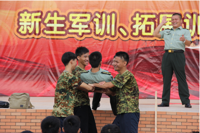 （圖二）軍訓(xùn)充滿了笑聲