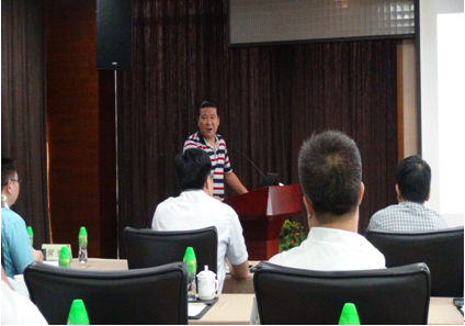 （圖二）北京盛世精英美術(shù)學(xué)校何永江校長作報(bào)告