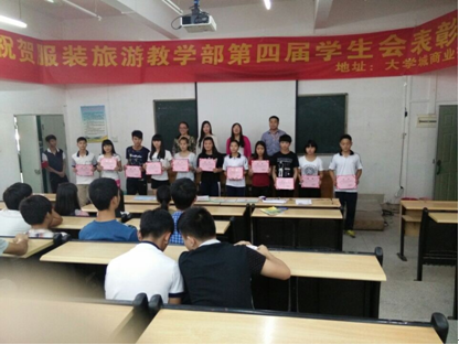 教學(xué)部老師與獲獎(jiǎng)學(xué)生合影