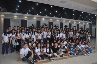 （圖四）藍韻書畫社成員在展廳合影