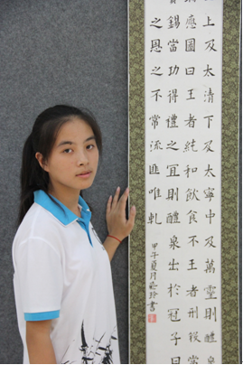 （圖三）劉飛玲同學與她的作品