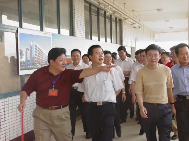 1、2005年5月30日，時(shí)任省長(zhǎng)黃華華（前排左二）在市領(lǐng)導(dǎo)的陪同下視察新校區(qū)建設(shè)。.JPG