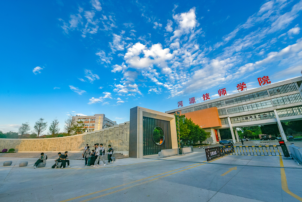 學(xué)院西門
